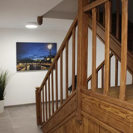 Les Hotes Voies * בוילון